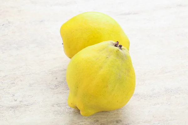 Verse Rijpe Gele Biologische Kweepeer Vruchten — Stockfoto