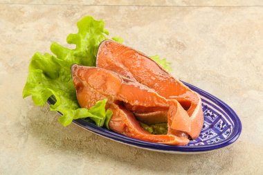 İki pembe somon balığı bifteği. Salata yaprağı.