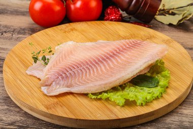 Pişirmek için çiğ tilapia balığı filetosu.