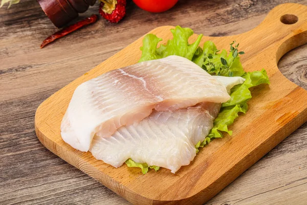 Pişirmek için çiğ pangasius fileto balığı.