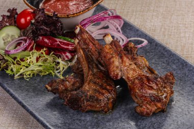 Soslu ve sebzeli ızgara kuzu pirzola