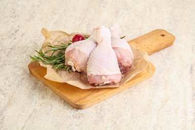 Pişirmek için üç tavuk budu budu.