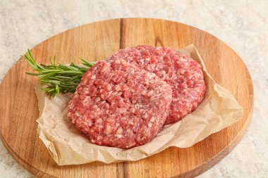Izgara veya rosto için çiğ sığır burger pirzolası.