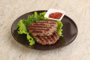 Domates soslu ızgara sığır burger pirzolası