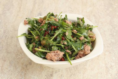 Ton balıklı salata, zeytin, kuru domates ve roka