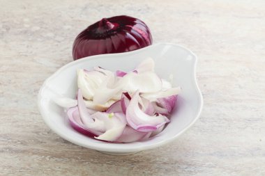 Pişirmek ya da atıştırmak için kasede dilimlenmiş kırmızı soğan