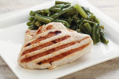 Yeşil fasulyeli ızgara hindi bifteği.