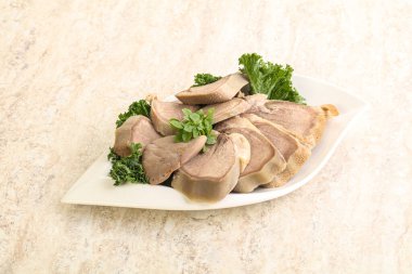 Dilimlenmiş domuz dili aperatifi. Fesleğen servis edildi.