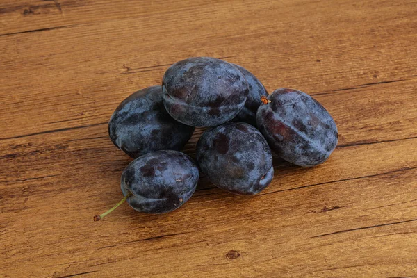 Peu Tas Prunes Mûres Sur Fond — Photo