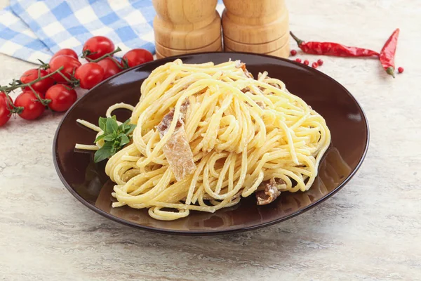 Spaghetti Carbonara Pasta Bacon Served Basil Leaves — Stock Photo, Image