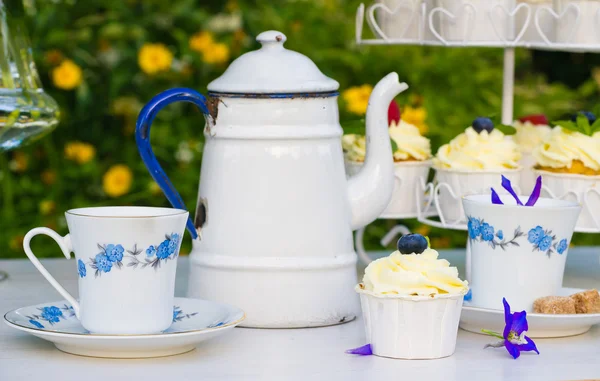 Tea with cupcakes in a vintage teapot — Stock Photo, Image