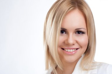 pırıl pırıl genç sarışın bir kadın gülümsüyor