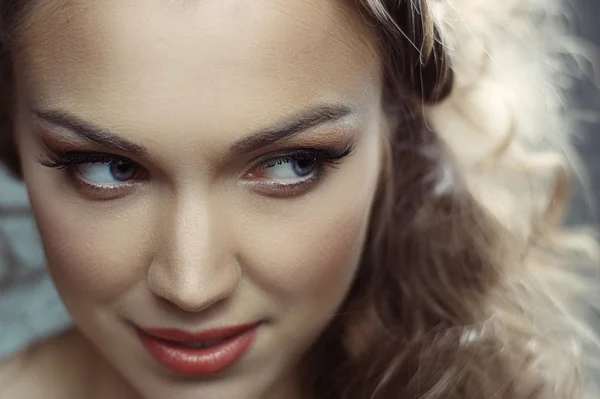 Una bella donna con i capelli ricci — Foto Stock