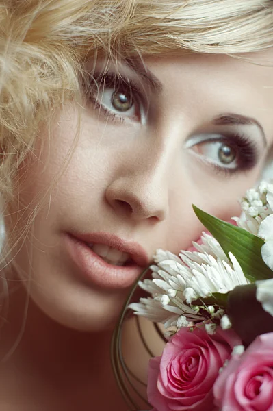 Beauty face of the young beautiful woman with flower. Girl on wh — Stock Photo, Image