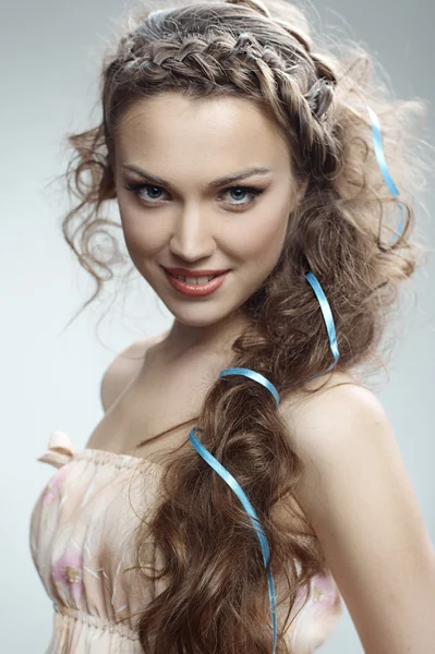 Attraktiva rysk kvinna med långt lockigt hår — Stockfoto