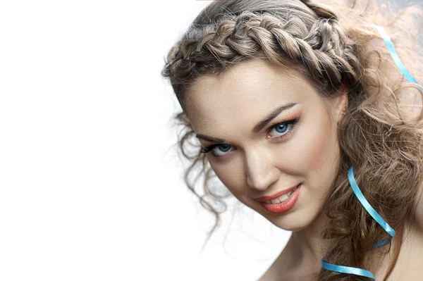 Mujer rusa sonriente con el pelo rizado — Foto de Stock