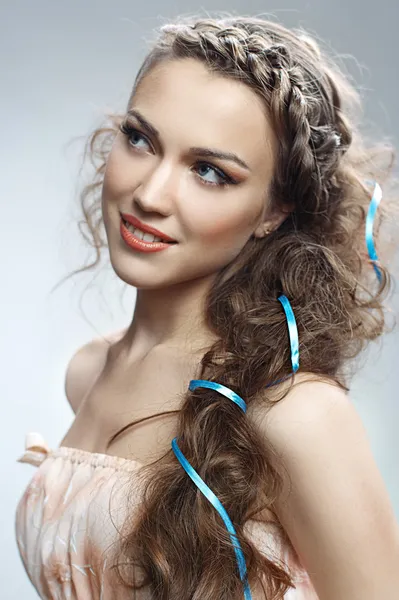 Mulher atraente com cabelo encaracolado — Fotografia de Stock