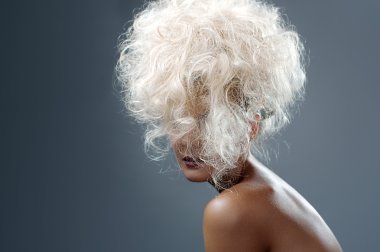 güzel, sarışın bir kız. sağlıklı uzun kıvırcık saç