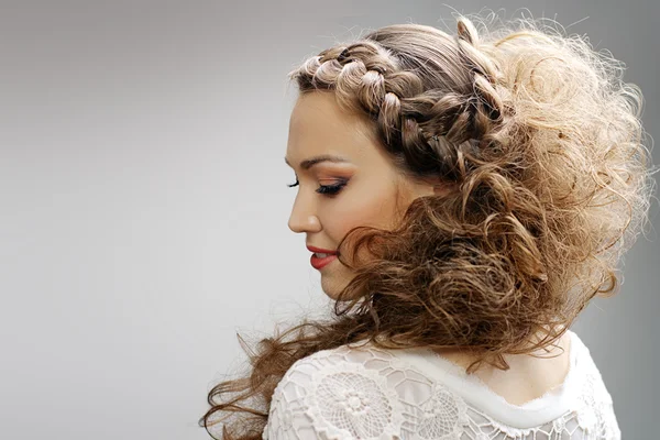 Mulher atraente com cabelo encaracolado — Fotografia de Stock