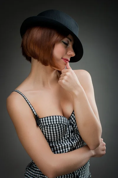 Portrét atraktivní elegantní sexy ženy s černým kloboukem — Stock fotografie