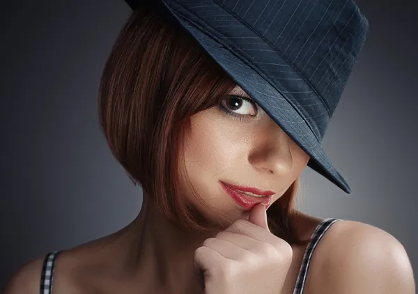 Mujeres con sombrero negro y labios rojos —  Fotos de Stock