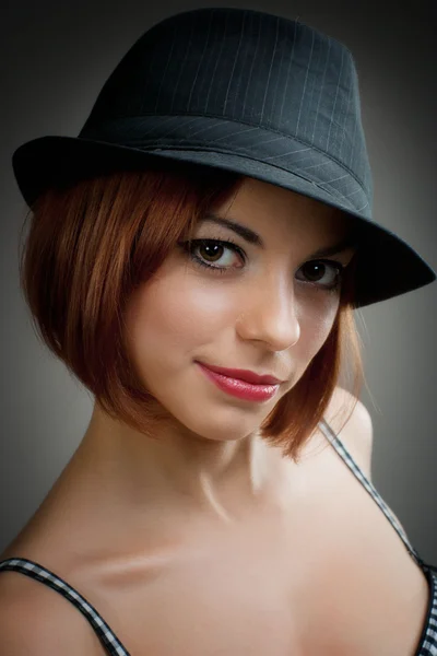 Modello in cappello nero stile trilby — Foto Stock