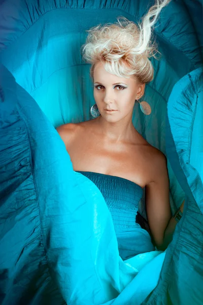 Piękna kobieta z pierścieniem i kolor niebieski szalik — Zdjęcie stockowe