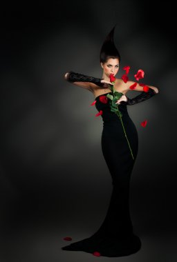 rose ile karanlık başlıklı gizemli bir kadın