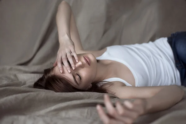 Studioporträt einer schönen jungen Frau, selektiver weicher Fokus — Stockfoto