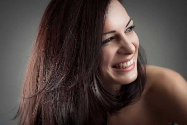 Retrato bonito de uma menina acessível despreocupado amigável com — Fotografia de Stock