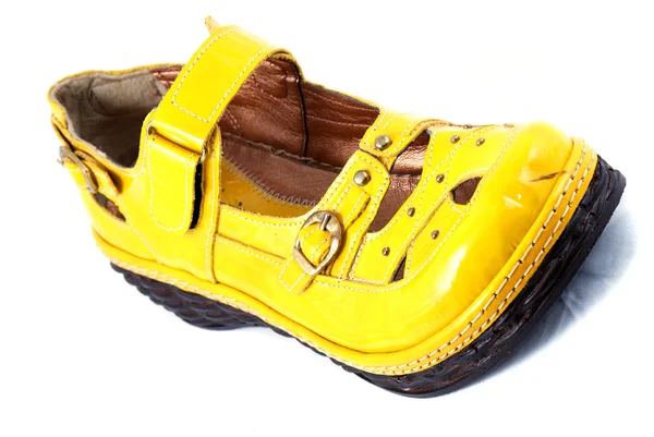 Желтая сандалия — стоковое фото