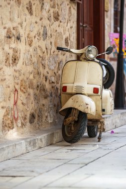 Park edilmiş beyaz vintage scooter