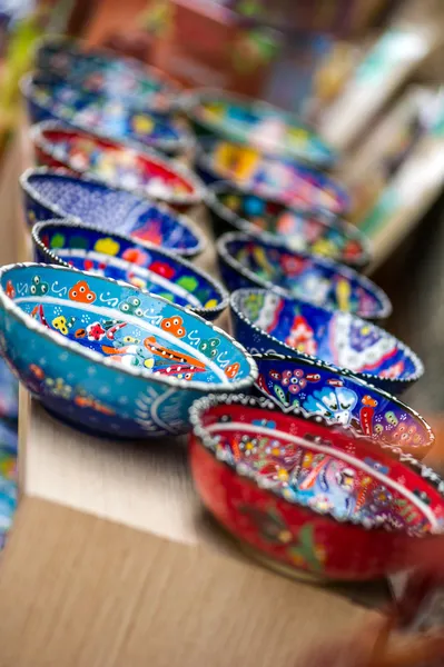 Pequenas tigelas de cerâmica coloridas em uma fileira — Fotografia de Stock