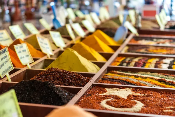 Fecho das especiarias no mercado de venda — Fotografia de Stock