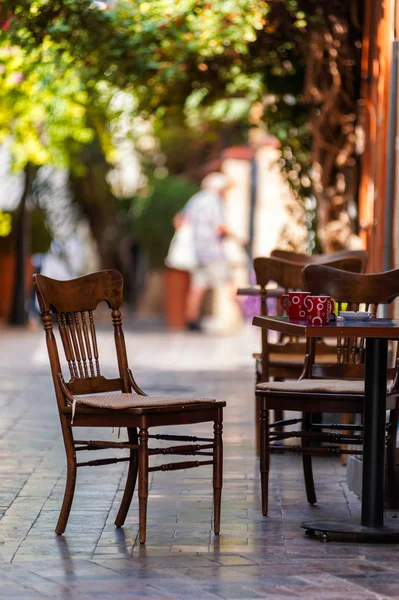 Lege koffie terras met tafels en stoelen Stockafbeelding