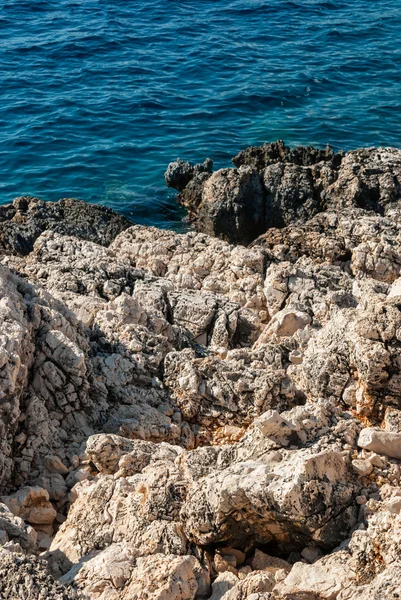 Orilla rocosa del mar — Foto de Stock