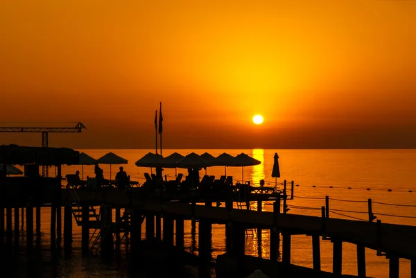 Пристані курорту силует при сходом сонця — стокове фото