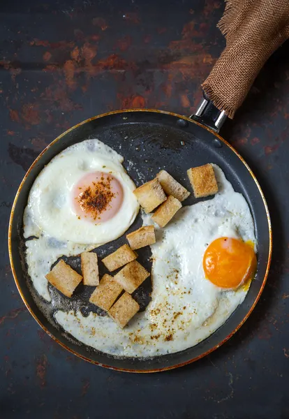작은 구운된 빵과 계란 스크램블 스톡 사진