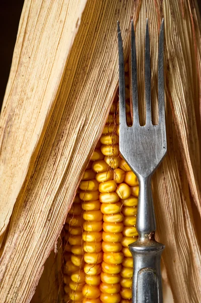 Kukurydza i widelec zbliżenie. — Zdjęcie stockowe