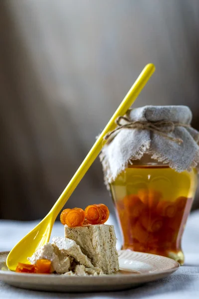 Glas kruka med orange sylt och halva med citron — Stockfoto