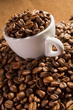 fincan siyah kahve çekirdekleri ile tam