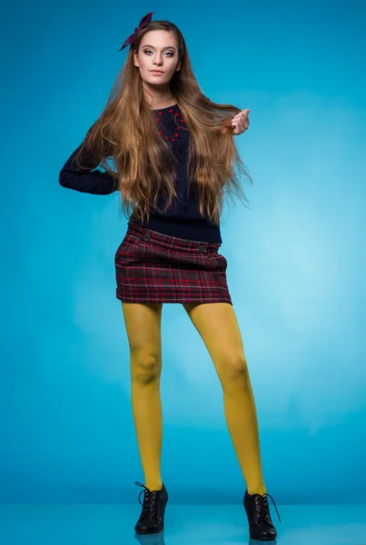 Ragazza adolescente con lunghi capelli lisci — Foto Stock