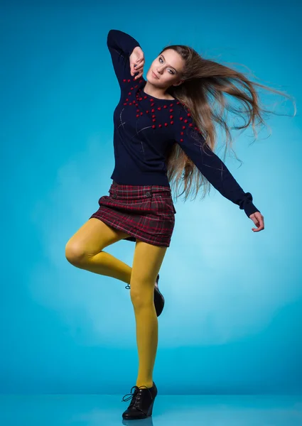 Menina adolescente com cabelos longos e lisos — Fotografia de Stock