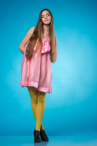 Tini lány pózol, csukott szemmel rózsaszín ruha — Stock Fotó