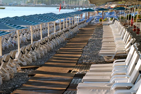 Boş şezlong ve şemsiyeler otel Plajı — Stok fotoğraf