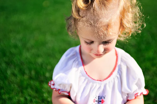 美しい女の赤ちゃん、芝生の上の肖像画 — ストック写真