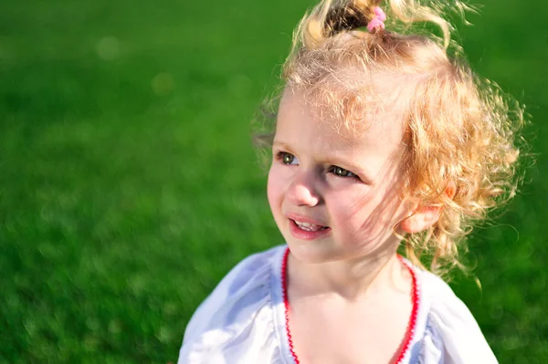Portret dziewczyny piękne dziecko na trawniku — Zdjęcie stockowe