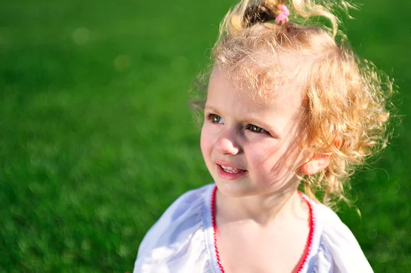 Güzel bebek kız bahçede portresi — Stok fotoğraf