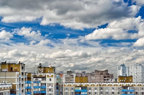 Dramatic cumulonimbus clouds on blue sky over cityscape — Stock Photo, Image