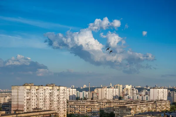 Clouds on blue sky in cityscape. — Stock Photo, Image